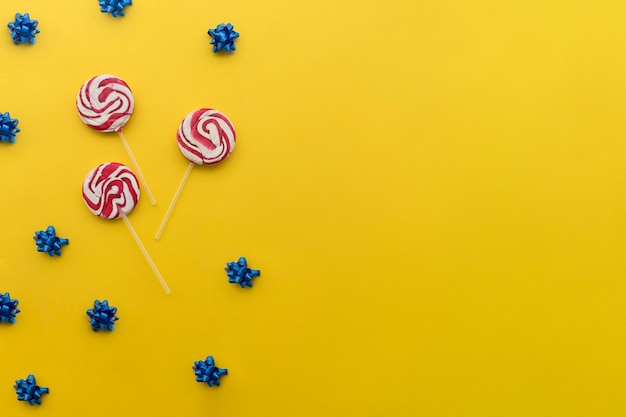 Chuches sobre fondo amarillo