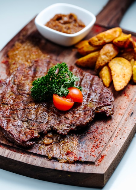 chuleta de carne asada con papas fritas