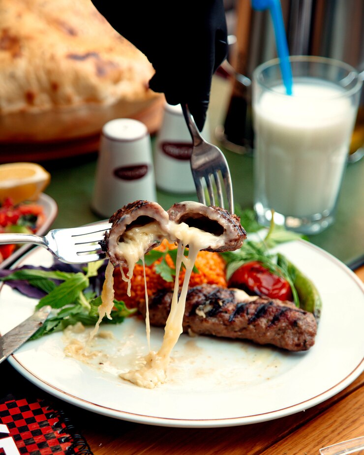 Foto gratuito chuleta de carne frita rellena de queso
