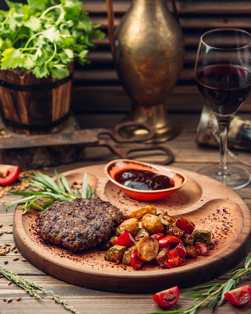 Foto gratuita chuleta de carne con papas y verduras