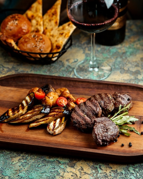 Foto gratuita chuleta de carne a la parrilla con berenjenas