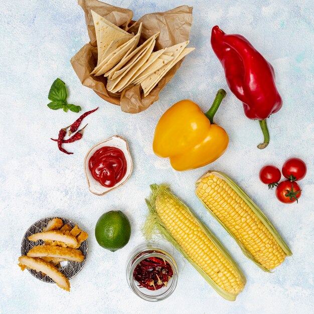 Chuleta en plato y corte pita y vegetales orgánicos