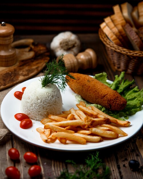 Chuleta de pollo con arroz y papas fritas