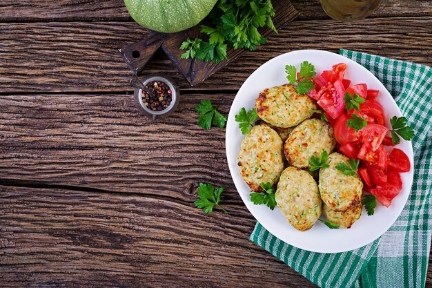 Chuleta de pollo con ensalada de calabacín y tomate