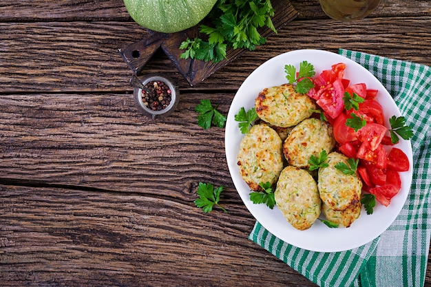 Chuleta de pollo con ensalada de calabacín y tomate