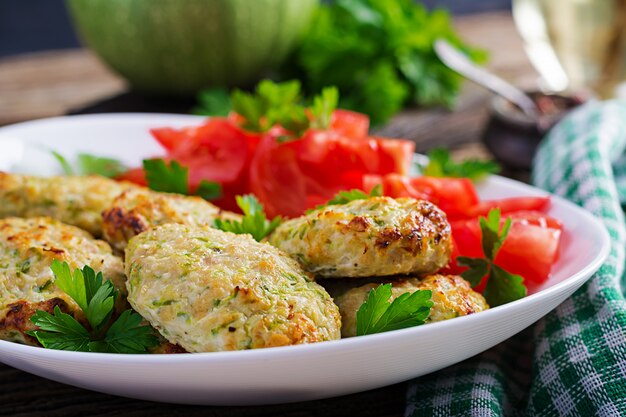 Chuleta de pollo con ensalada de calabacín y tomate