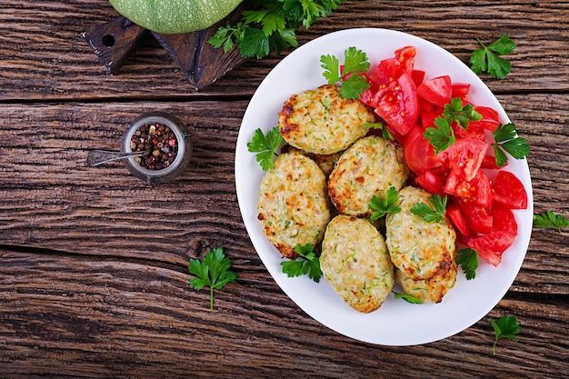 Chuleta de pollo con ensalada de calabacín y tomate