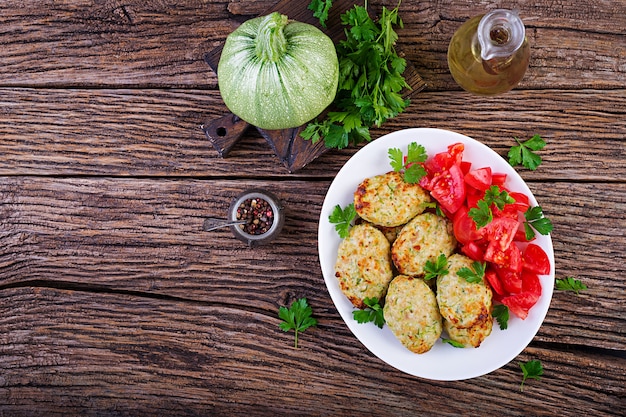 Chuleta de pollo con ensalada de calabacín y tomate