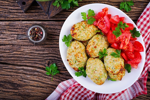 Chuleta de pollo con ensalada de calabacín y tomate