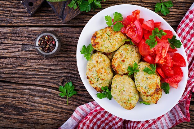 Chuleta de pollo con ensalada de calabacín y tomate