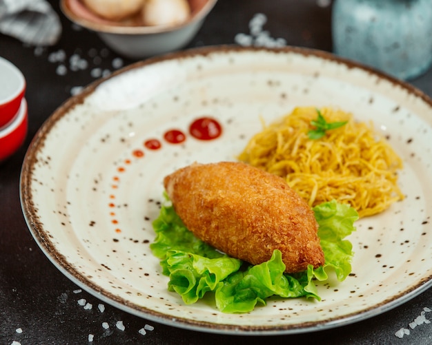 Foto gratuita chuleta de pollo con papas fritas