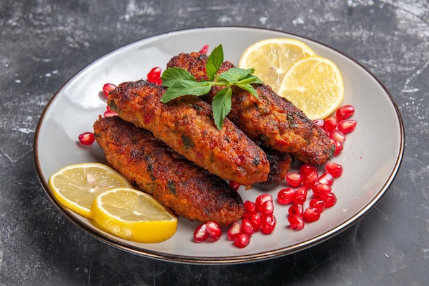 Chuletas de carne de vista frontal formadas largas con rodajas de limón