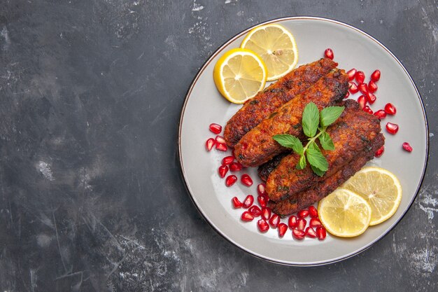 Chuletas de carne de vista superior formadas largas con rodajas de limón