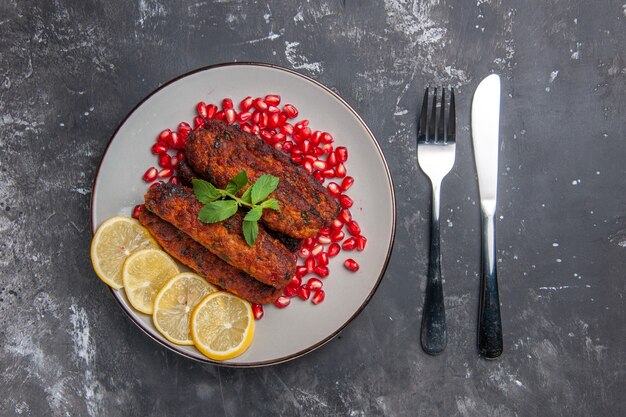 Chuletas de carne de vista superior formadas largas con rodajas de limón