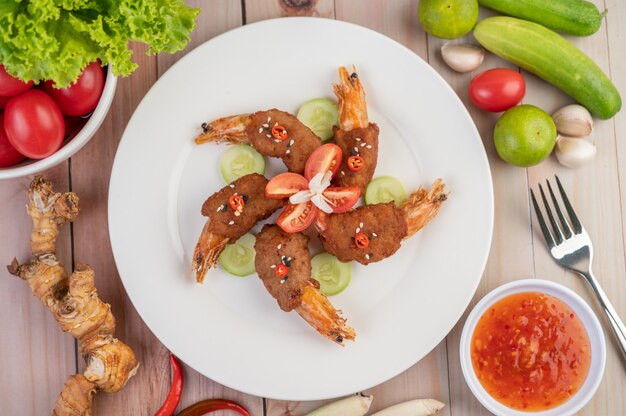 Chuletas de cerdo envueltas en camarones bellamente arregladas.