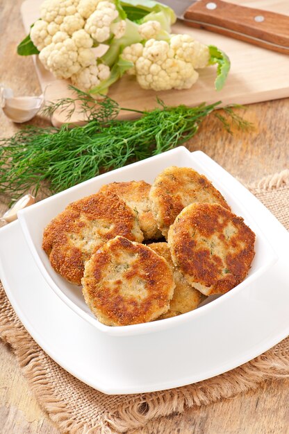 Chuletas de coliflor con hinojo, ajo y salsa de queso