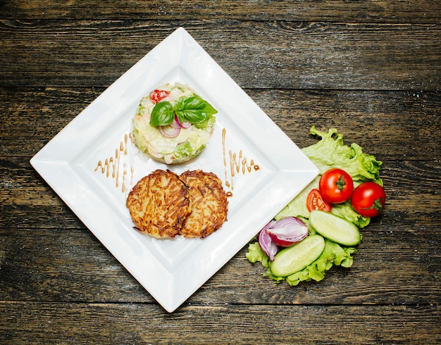 Chuletas fritas con ensalada con crema