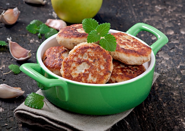 Foto gratuita chuletas de pollo con manzana y menta