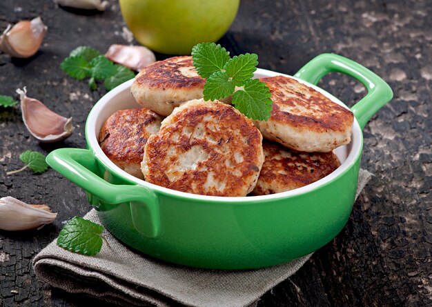 chuletas de pollo con manzana y menta