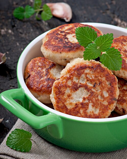 chuletas de pollo con manzana y menta