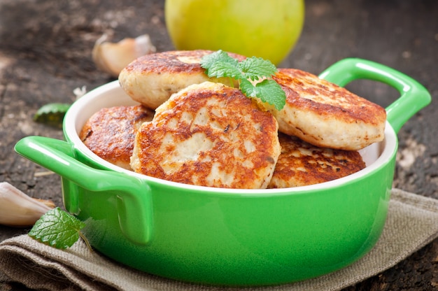 chuletas de pollo con manzana y menta