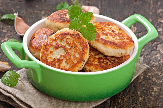 chuletas de pollo con manzana y menta