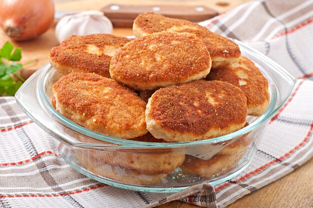 Chuletas de pollo en un recipiente de vidrio.