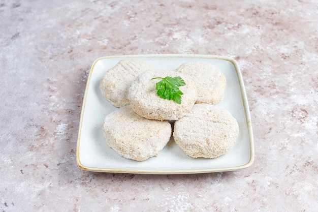 Foto gratuita chuletas redondas caseras congeladas.