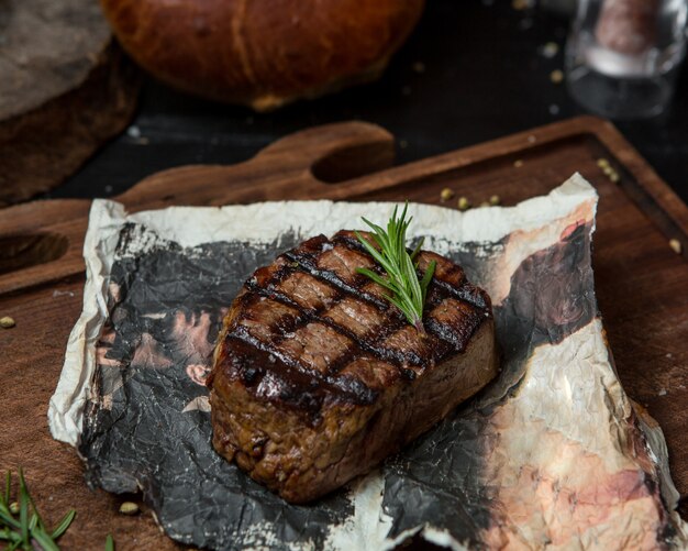 Chuletón bien cocinado, lomo en un trozo de papel