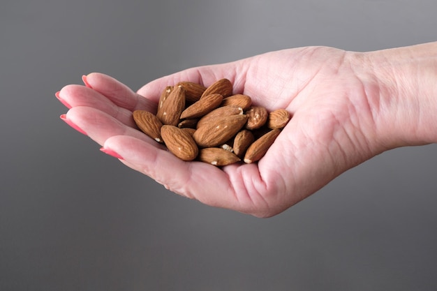 Chupito de almendra en una mano