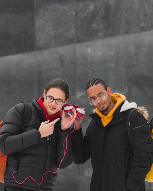 Foto gratuita chupito medio chicos escuchando música juntos