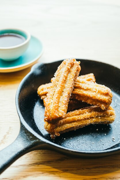 Churros fritos dulces con salsa de chocolate.