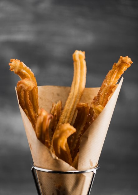 Churros fritos de primer plano en un papel de regalo