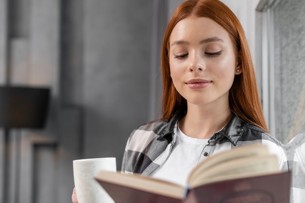 Foto gratuita cicatrizarse, hembra, leer un libro