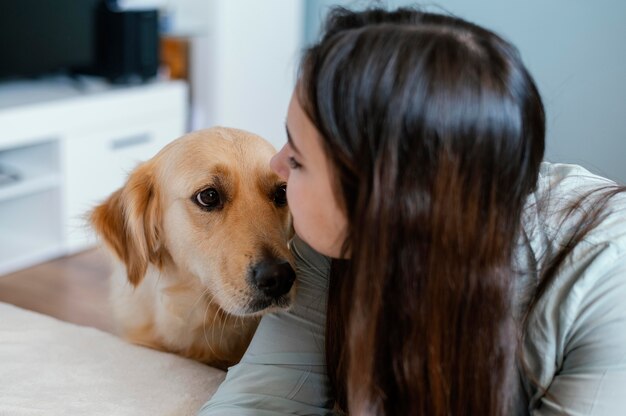 Cicatrizarse, mujer, besar, perro