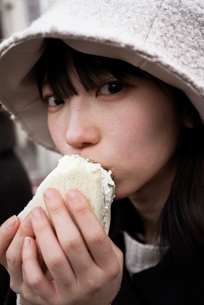 Foto gratuita cicatrizarse, mujer joven, llevando, sombrero del cubo