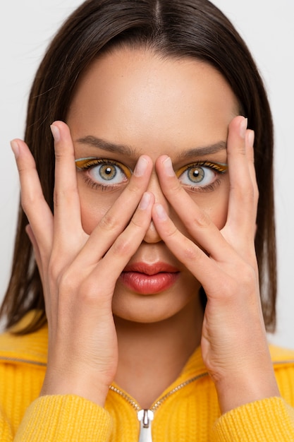 Cicatrizarse, mujer joven, posar