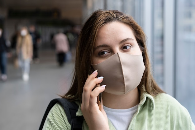 Cicatrizarse, mujer, llevando, mascarilla