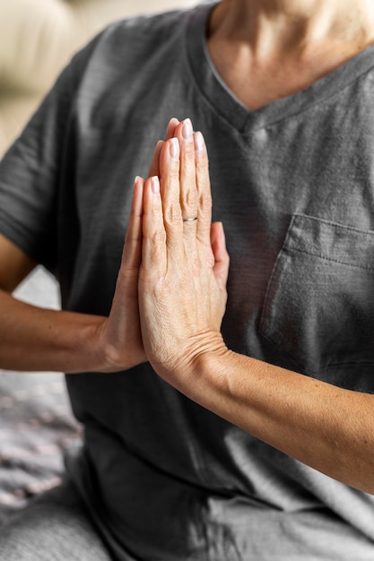 Foto gratuita cicatrizarse, mujer, meditar