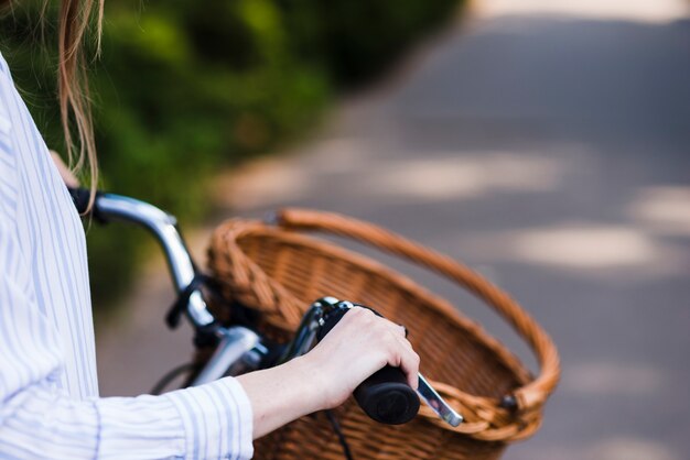 Cicatrizarse, de, mujer, tenencia, bicicleta, manija