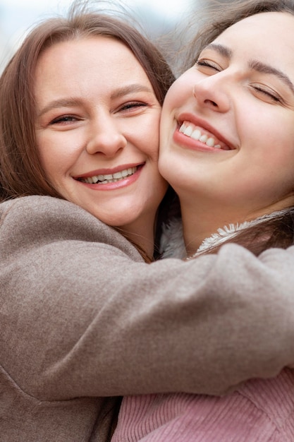 Foto gratuita cicatrizarse, mujeres sonrientes, abrazar