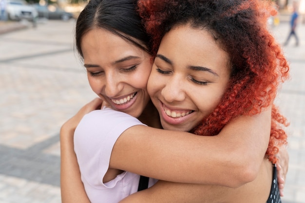 Cicatrizarse, mujeres sonrientes, abrazar