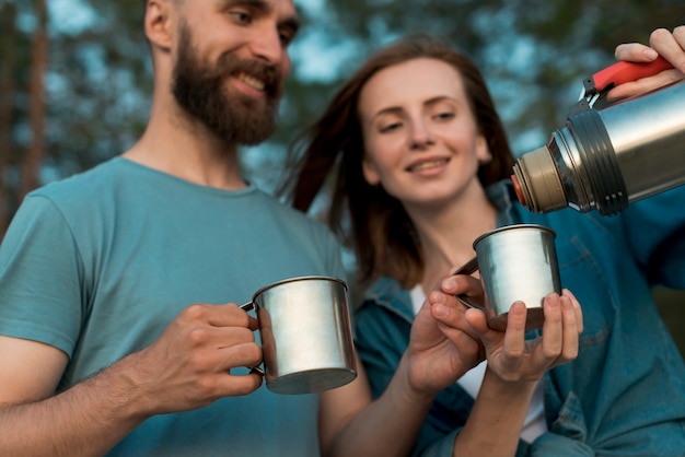 Foto gratuita cicatrizarse, de, pareja feliz, colada, té