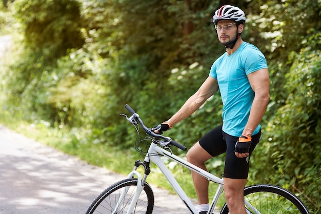 Ciclista adulto en su bicicleta