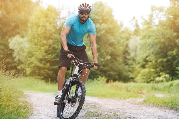 Ciclista aficionado en bicicleta en el bosque