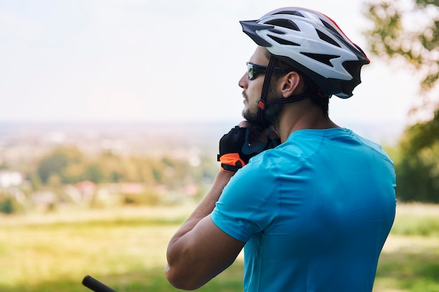 Foto gratuita ciclista disfrutando de la vista durante el viaje.