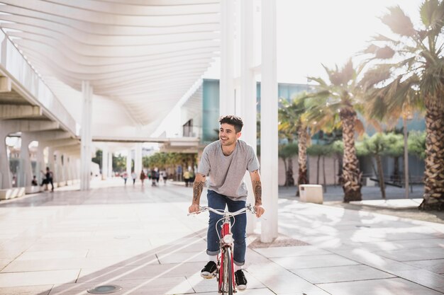 Ciclista feliz disfrutando de paseo en su bicicleta