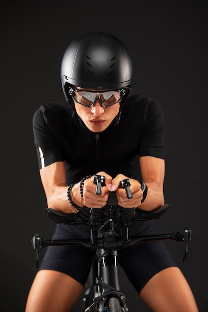 Ciclista femenina posando con bicicleta y casco