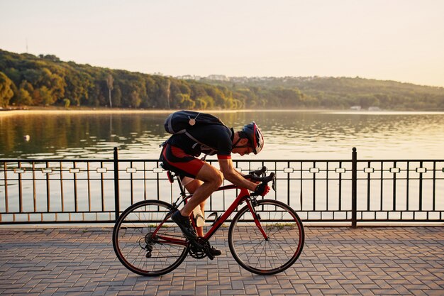 Ciclista joven y enérgico en el parque