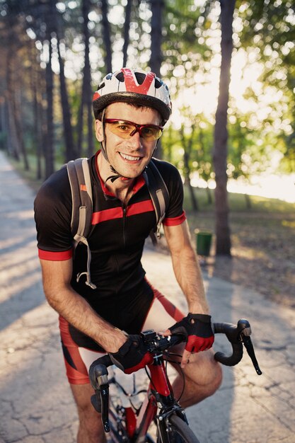 Ciclista joven y enérgico en el parque